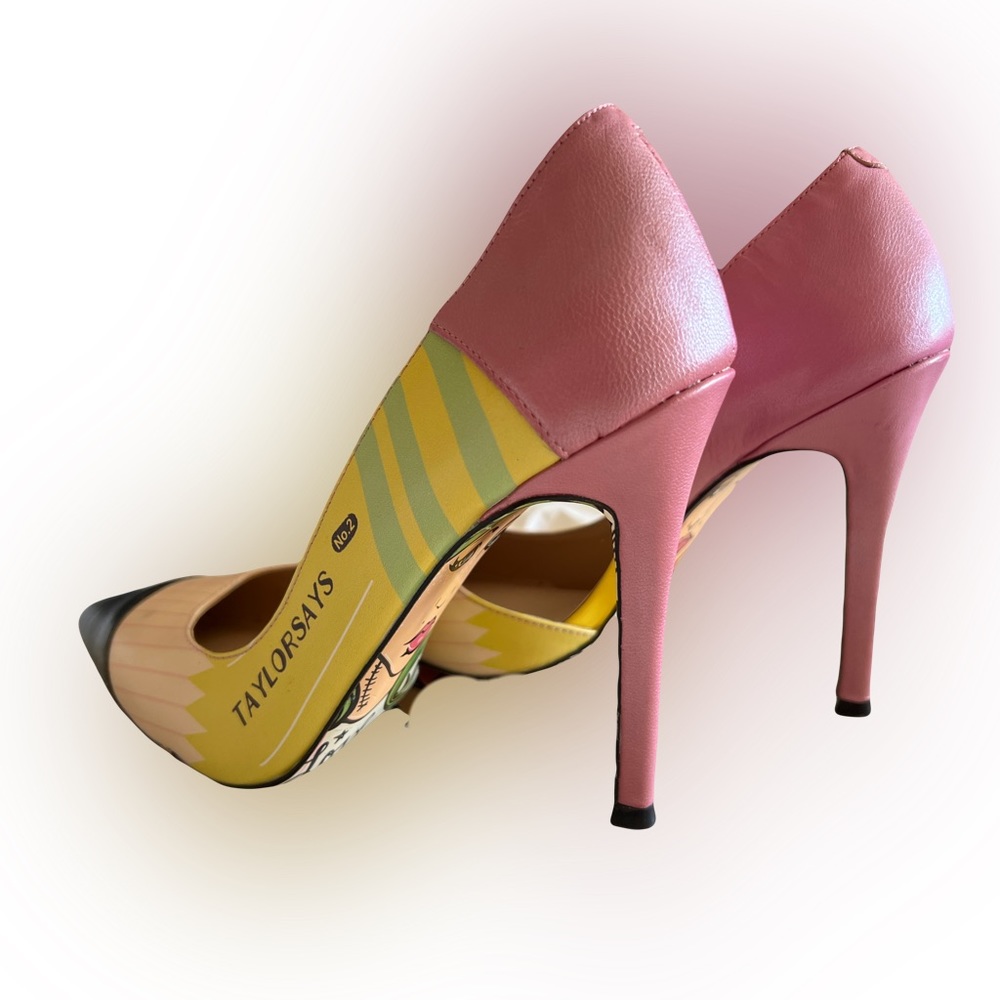 Taylor Says Size 7M. BNWB.